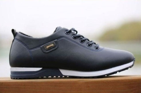 Baskets cuir imperméables noires avec semelle blanche et design confortable pour homme