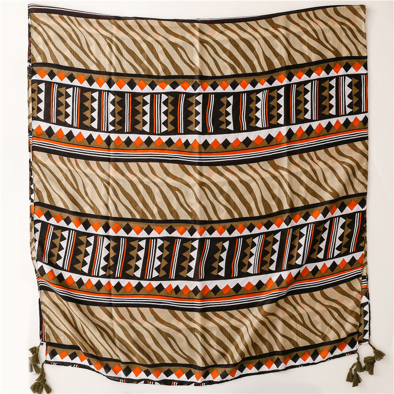 Écharpe ethnique coton lin soie avec motifs géométriques noirs et orange et détails en pompons