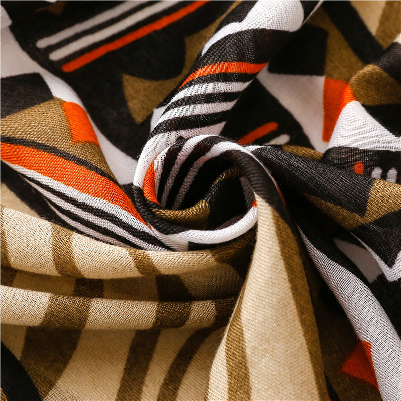 Détail d'une écharpe ethnique coton lin soie avec motifs géométriques noirs, blancs, orange et beige