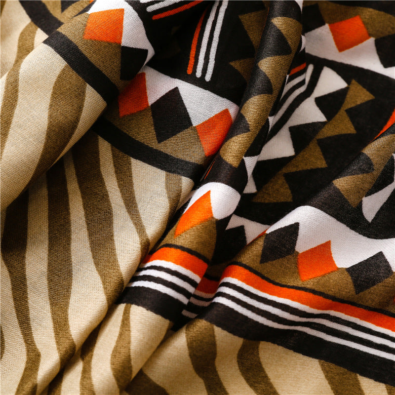 Écharpe ethnique coton lin soie aux motifs géométriques noirs, orange et beige sur tissu doux