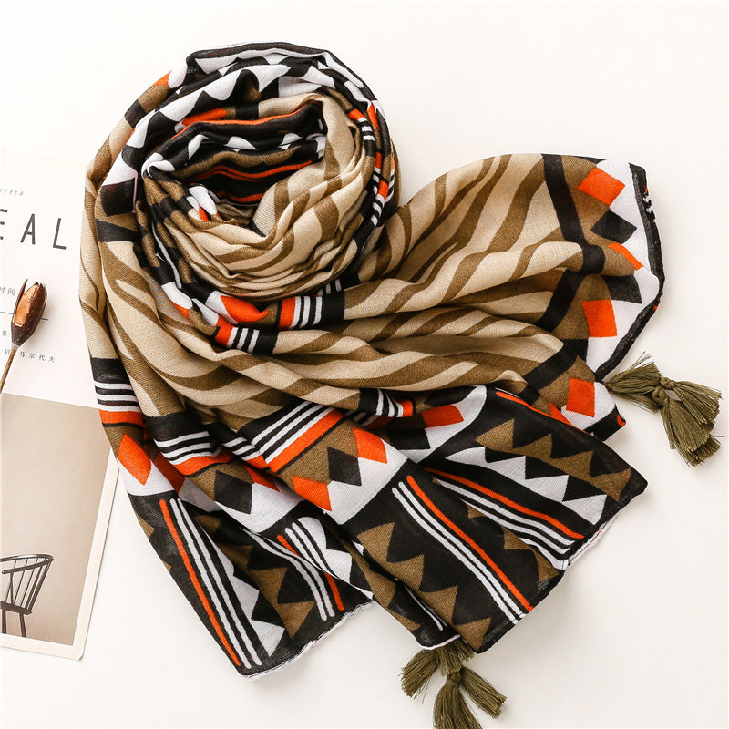 Écharpe ethnique coton lin soie avec motifs géométriques marron, noir et orange et pompons