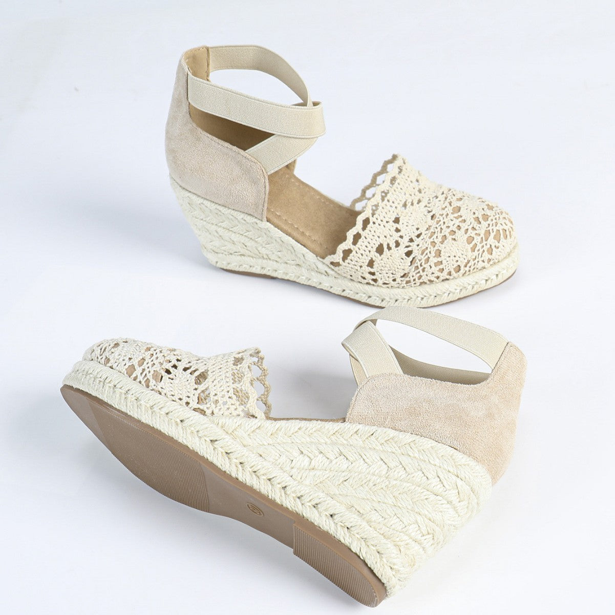 Espadrilles en toile pour femmes beiges à sandales compensées avec motifs crochet et brides croisées