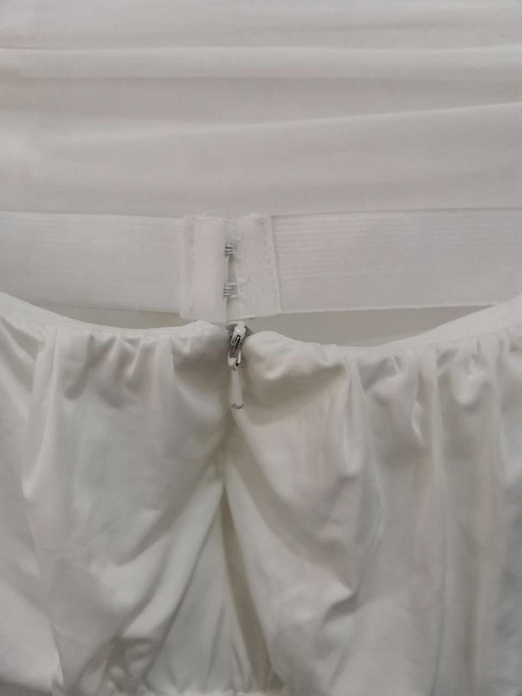 Détail de la fermeture éclair et du tissu d'une robe élégante en soie glacée pour femme