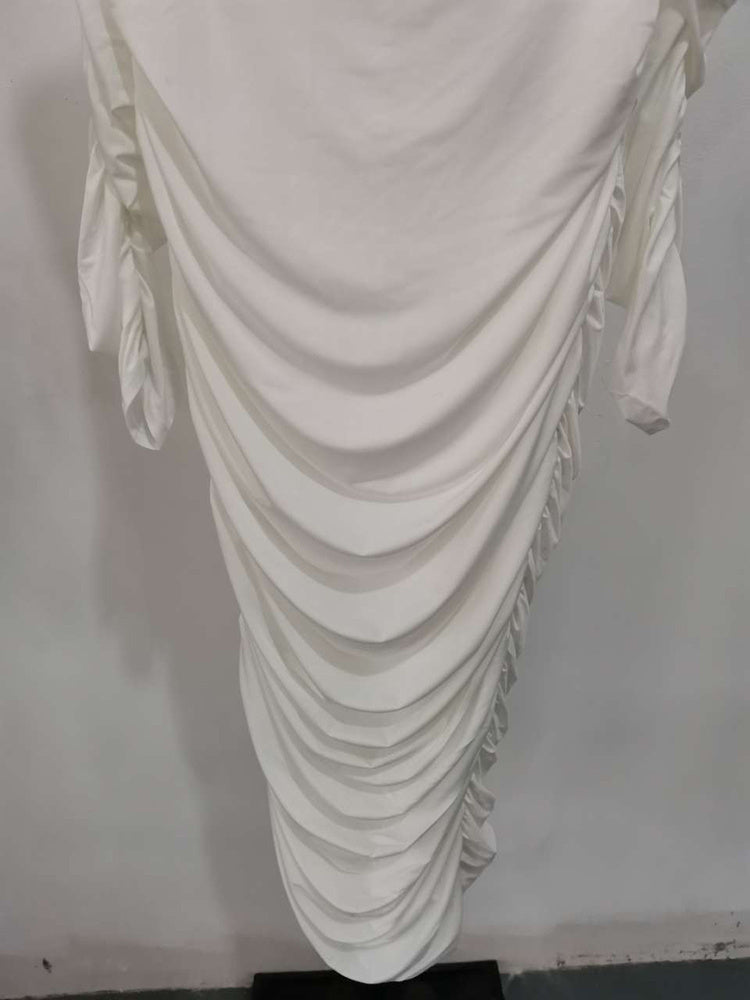 Robe élégante en soie glacée pour femme blanc cassé avec drapés sophistiqués et manches longues