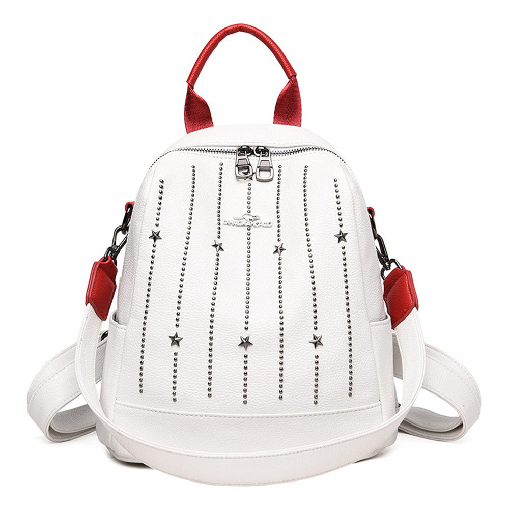Sac à dos en cuir femme blanc clouté avec étoiles et détails rouges par Liaisondirecte.com