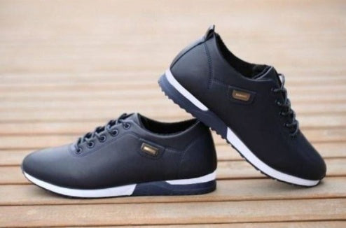 Paire de baskets cuir imperméables noires élégantes avec semelle blanche vendues par Liaisondirecte.com