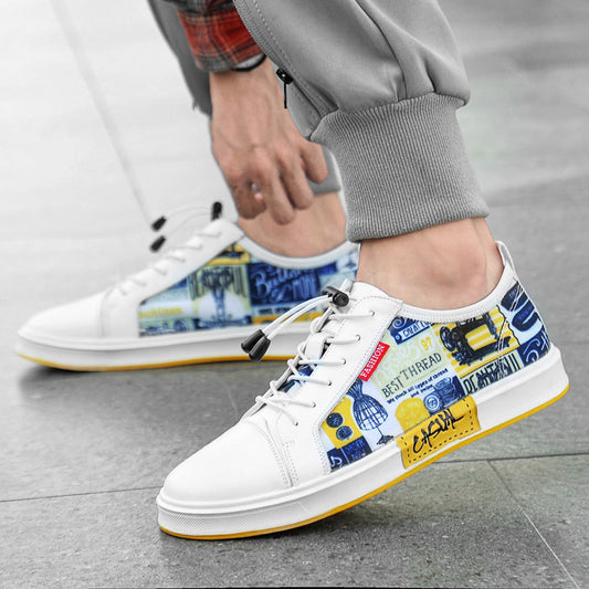 Chaussures basses en cuir homme blanches avec motifs bleus et jaunes portées avec pantalon gris