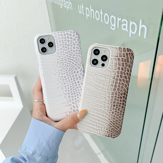 Deux étuis coque téléphone cuir crocodile beige et blanc tenant dans une main avec design texturé détaillé