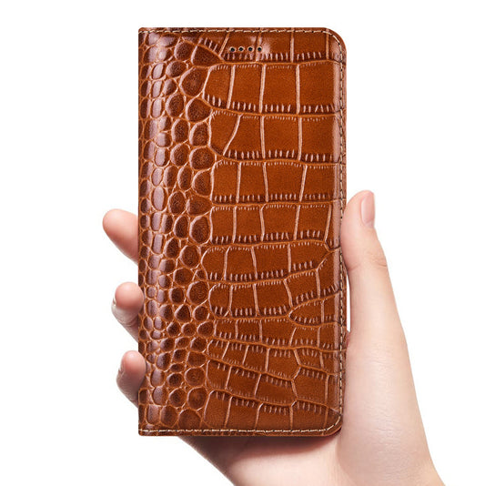 Étui téléphone cuir haut de gamme marron effet croco tenu à la main par Liaisondirecte.com