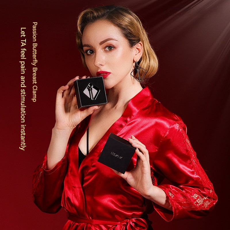 Femme en robe rouge tenant une boîte avec pince stimulation tétons et clitoris pour accessoire vaginal sexy