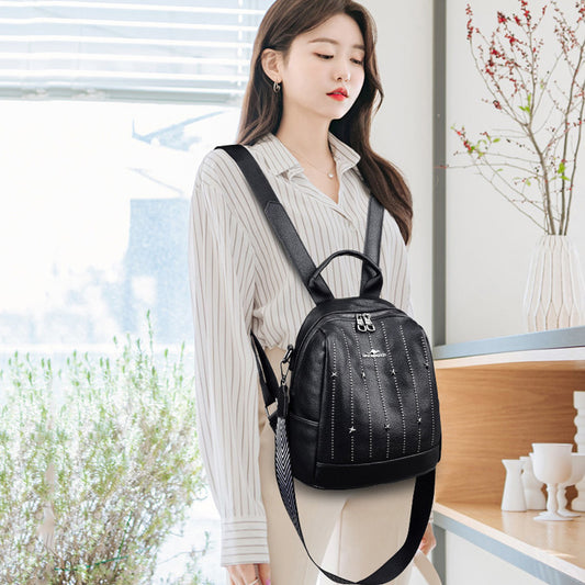 Sac à dos en cuir femme clouté noir Gypsophila porté par une femme dans un intérieur moderne